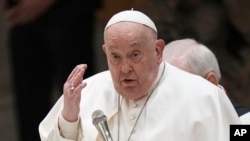 Papa Francis katika moja ya picha zake zilizochukuliwa huko Vatican Februari 5, 2025. 