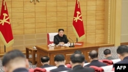 北韓領導人金正恩慰問北韓與中國邊境遭受洪災的災民，計劃將他們帶回平壤安置。圖為2022年5月14日，金正恩參加北韓勞動黨委員會會議。