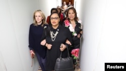 支持墮胎的美國眾議員在參議院對墮胎權利法案進行表決前前往參議院對法案表示支持（2022年5月11日）