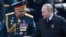 Путин и Шойгу идут по Красной площади после парада в честь очередной годовщины победы над фашистской Германией (архивное фото).
