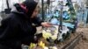 乌克兰布查镇一名妇女在悼念被俄军杀死的丈夫。（2022年4月21日）