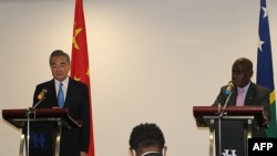 ລັດຖະມົນຕີການຕ່າງປະເທດຈີນ ທ່ານ ຫວັງ ຢີ ແລະ ຄູ່ຮ່ວມຕຳຂອງທ່ານ ຈາກປະເທດໝູ່ເກາະ ໂຊໂລມອນ, ທ່ານ ເຈເຣມາຍອາ ມາເນເລ ເຂົ້າຮ່ວມກອງປະຊຸມຖະແຫຼ່ງຂ່າວ ໃນນະຄອນຫຼວງ ໂຮເນຍຣາ ວັນທີ 26 ພຶດສະພາ 2022. ຈີນ "ບໍ່ມີເຈດຕະນາ" ທີ່ຈະສ້າງຖານທັບທາງທະຫານ ໃນ ໂຊໂລມອນ, ທ່ານ ຫວັງ ກ່າວ ລຸນຫຼັງໄດ້ມີການຄາດການ.