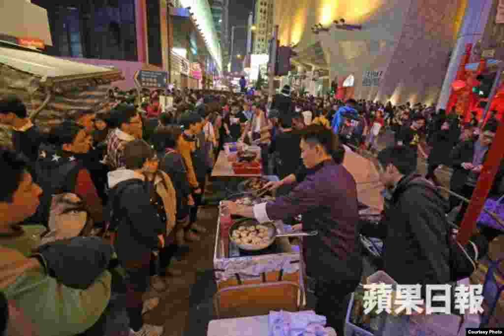 旺角街头夜市大年初一晚爆发激烈警民冲突 (苹果日报) 