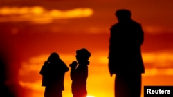 2014年10月19日土耳其库尔德人目视叙利亚科巴尼小镇