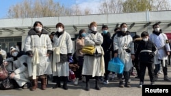 上海一家火葬場外身穿孝服的親屬為離世的親人送行。（2023年1月4日）