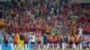 比利时足球队击败加拿大队后在卡塔尔多哈的艾哈迈德·本·阿里体育场与球迷们一起庆祝胜利。（2022年11月23日）