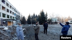 2023年1月8日，烏克蘭克拉馬托爾斯克，當俄羅斯繼續對烏克蘭發動襲擊時，人們正在觀看夜間發生的導彈襲擊現場。