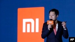 小米創辦人、董事長兼首席執行官雷軍在香港舉行的新聞發布會上發表講話。（2018年6月23日）