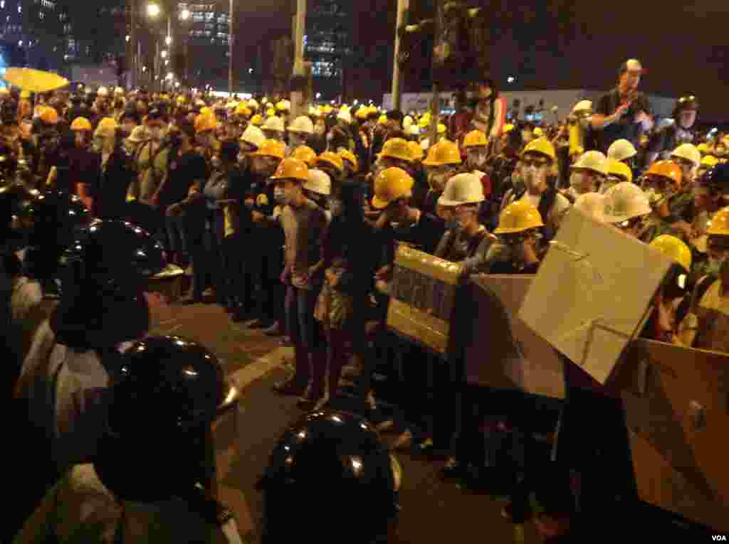 数千香港学生市民聚会与警方对峙 (美国之音海彦 拍摄) 