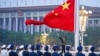 中国解放军仪仗队在国庆日的天安门广场举行升旗仪式。（2022年10月1日）