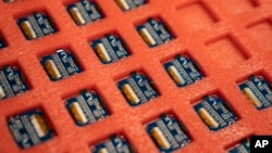 在紐約布魯克林海軍造船廠舉行的Nanotronics公司製造中心開幕式展示的半導體芯片。(2021年4月28日)