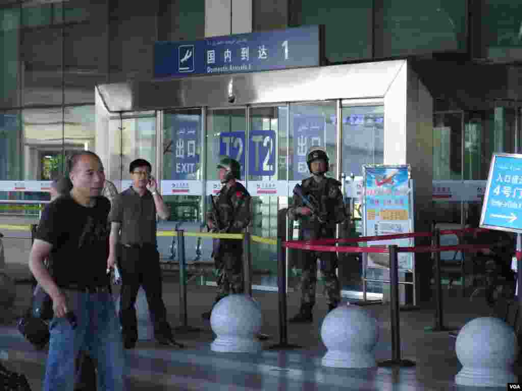 烏魯木齊地窩堡機場航站樓前的武警。 (美國之音東方拍攝)