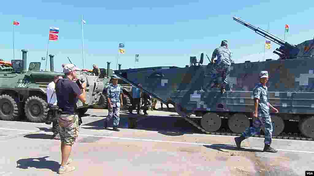 中国南海舰队的海军陆战队在离莫斯科1800多公里远的里海岸边的演习场。