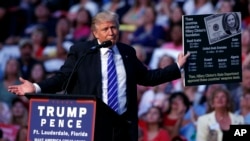 美国共和党总统候选人唐纳德·川普在佛罗里达州的竞选大会上（2016年8月10日）