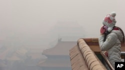 一名北京女子整理她的口罩