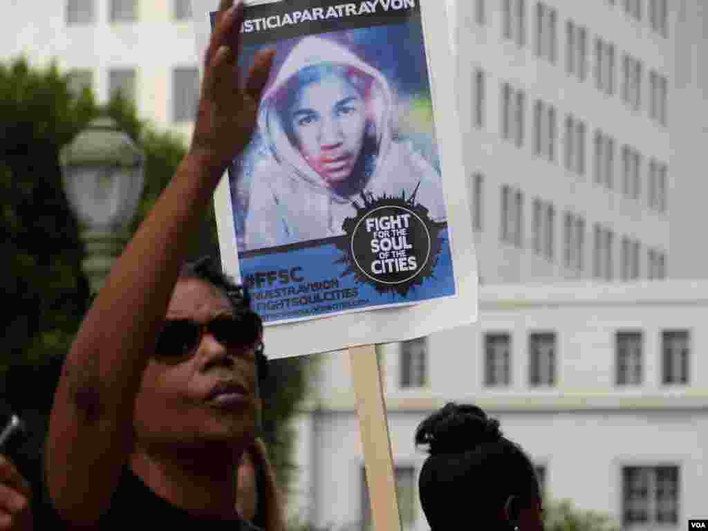 海报牌上写着为城市的灵魂奋斗（美国之音国符拍摄）