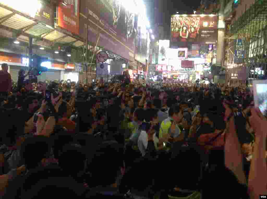 大批市民连续第二晚在旺角与警方“巷战” （美国之音海彦拍摄 ）