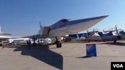 今年8月莫斯科航展上的图-22战略轰炸机，星期二参加了对叙利亚境内伊斯兰国的空袭（美国之音白桦 ）