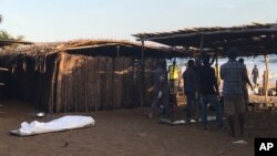 在科特迪瓦一个海滩度假胜地发生袭击后，地上有尸体（2016年3月13日）