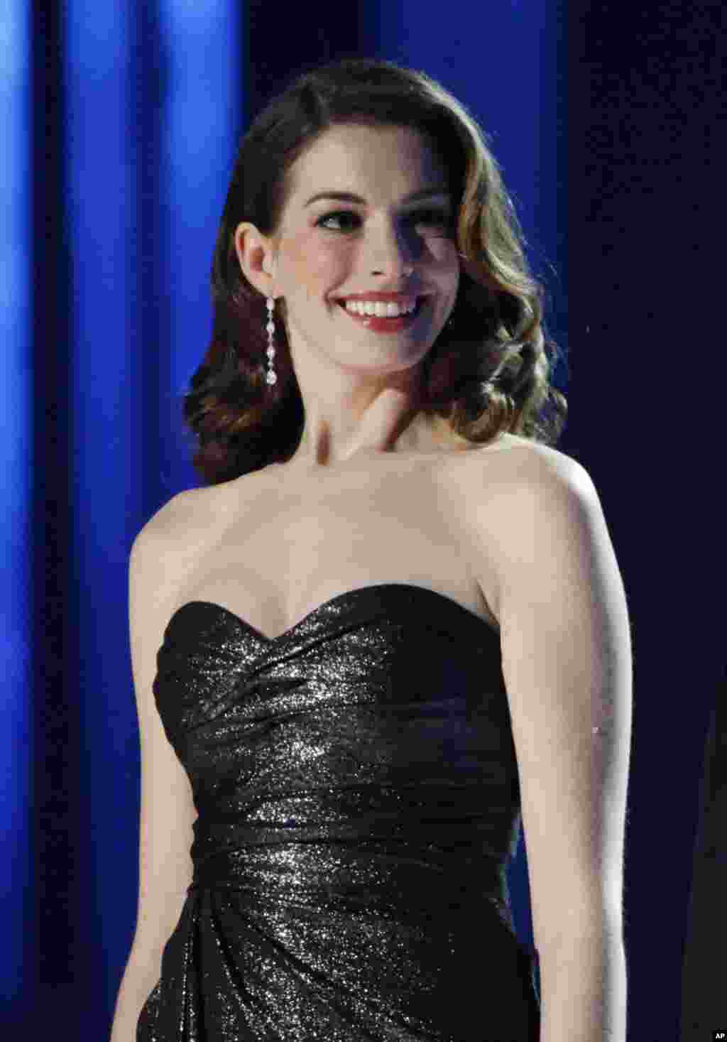 好莱坞影星安妮&middot;海瑟威(Anne Hathaway)在挪威奥斯陆主持诺贝尔和平奖音乐会，庆祝监狱中的刘晓波获奖（2010年12月11日）。