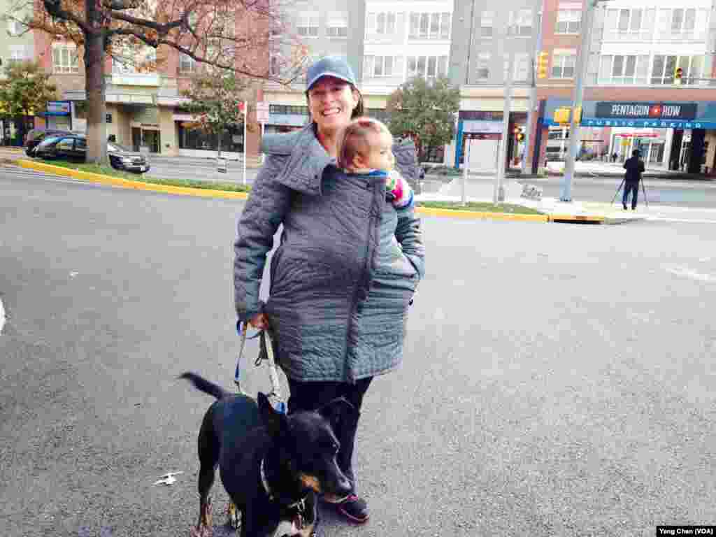 带着孩子和狗狗一起去投票(美国之音杨晨 拍摄)