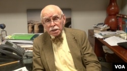 紐約大學亞美法學研究所的資深教授孔杰榮接受美國之音採訪（美國之音資料照）