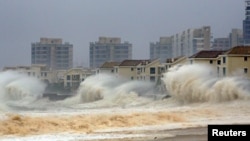 福建泉州在颱風襲擊期間激起巨浪