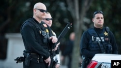 在奥巴马与其家人共度感恩节之际，特勤局警卫在白宫外抓获一名试图跳跃栅栏的男子（2015年11月26日）。
