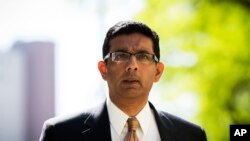 保守派评论人士、制片人丹尼斯·迪索萨2014年5月20日在纽约认罪后离开曼哈顿联邦法院。他承认在2012年为纽约州一名共和党参议院候选人提供非法竞选资金。