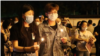民众在台湾的自由广场点亮蜡烛，用行动悼六四、撑香港。（美国之音李玟仪拍摄） 