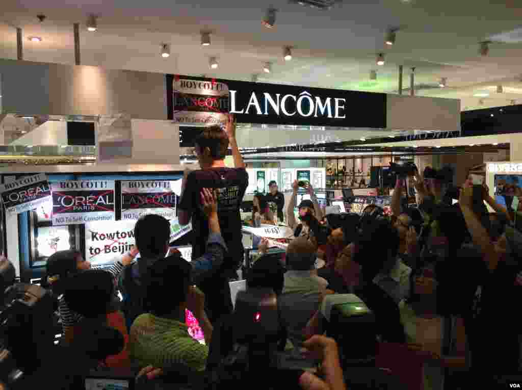 香港十六個政黨和團體銅鑼灣時代廣場抗議Lancome 