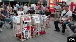 时报广场将习近平关木笼行为艺术