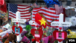 在波士顿人们哀悼马拉松赛受害人