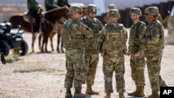 Солдаты армии США на американо-мексиканской границе в Санланд-Парке, штат Нью-Мексико (архивное фото AP/Andres Leighton)