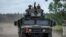 乌克兰部队的装甲车在俄乌边界附近的沃夫昌斯克镇（Vovchansk）行进。