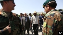 巴基斯坦大使侯赛因(左)在阿富汗喀布尔与前巴基斯坦总理吉拉尼的儿子(右)会面(2016年5月11日)