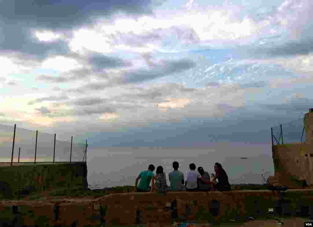 孩子们在哈瓦那看日落 （美国之音/泰勒）