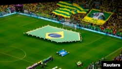 Mashabiki wa Pele wakipeperusha bendera ya Brazil ikiwa na picha yake kabla ya mchuano kati ya Brazil na Cameroon, Qatar.