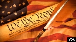 美国国旗和宪法中开宗明义的文字：“我们，人民……”美国宪政影响巨大，广受好评，但也受到有些人的抨击
