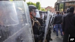 ທະ​ຫານ​ຂອງ​ຮັງ​ກາ​ຣີ ທີ່​ຮັບ​ໃຊ້​ໃນ​ກອງ​ທະ​ຫານ​ຮັກ​ສາ​ສັນ​ຕິ​ພາບ KFOR ທີ່​ນຳ​ພາ​ໂດຍ​ກຸ່ມ​ເນ​ໂຕ້ ພາ​ກັນ​ຍາມ​ອາ​ຄານ​ເທດ​ສະ​ບານ​ຫລັງ​ນຶ່ງ ໃນ​ເມືອງຊ​ເວ​ແຄນ (Zvecan) ຢູ່​ພາກ​ເໜືອ​ຂອງ​ໂກ​ໂຊ​ໂວ, ວັນ​ທີ 29 ພຶດ​ສະ​ພາ, 2023