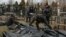 Похороны погибших жителей на кладбище в городе Буча в Киевской области.