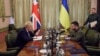 Президент Украины Владимир Зеленский (справа) принимает в Киеве британского премьер-министра Бориса Джонсона, 9 апреля 2022 г. (фото Ukrainian Presidential Press Service/Handout via REUTERS)