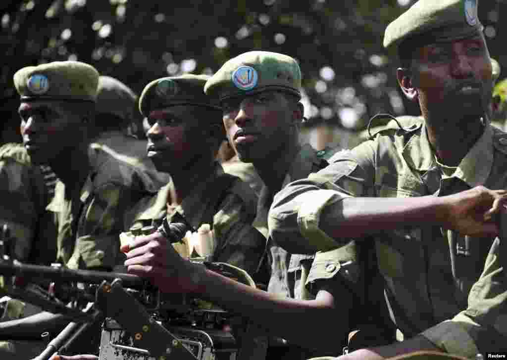 Congolese army soldiers sit in a military truck in Minova, 45 kilometers west of Goma, DRC, November 26, 2012. 