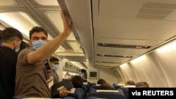 美國訓練的飛行員和其他人員登上了一架飛機。一位飛行員乘客說，這架飛機將從烏茲別克斯坦的特爾梅茲市飛往阿拉伯聯合酋長國。