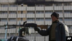 一名阿富汗警察守卫在喀布尔洲际酒店前。（2018年1月23日）