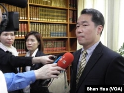 外交部发言人何震寰(美国之音申华拍摄)