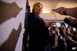 美国总统候选人，民主党的希拉里·克林顿在其竞选专机上对记者发表谈话（2016年9月6日）