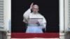 教宗方济各在圣彼得广场在三钟经之前对信徒发表讲话。（2018年8月19日）