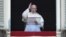 教宗方济各在圣彼得广场在三钟经之前对信徒发表讲话。（2018年8月19日）