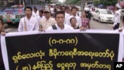 缅甸活动人士走上仰光街头纪念1988年民主运动25周年。